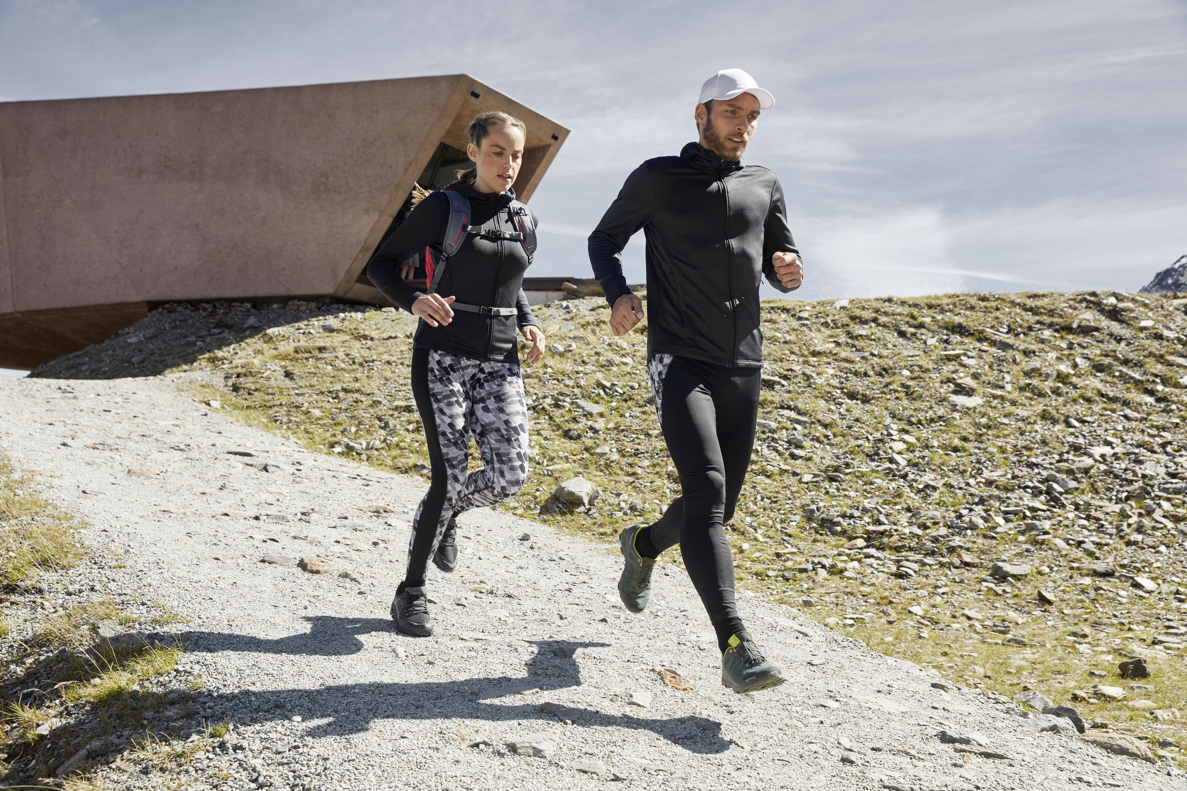 Men's Sports Zip Hoody JN532 Modische Kapuzenjacke aus 100% recyceltem Polyester für Sport und Freizeit