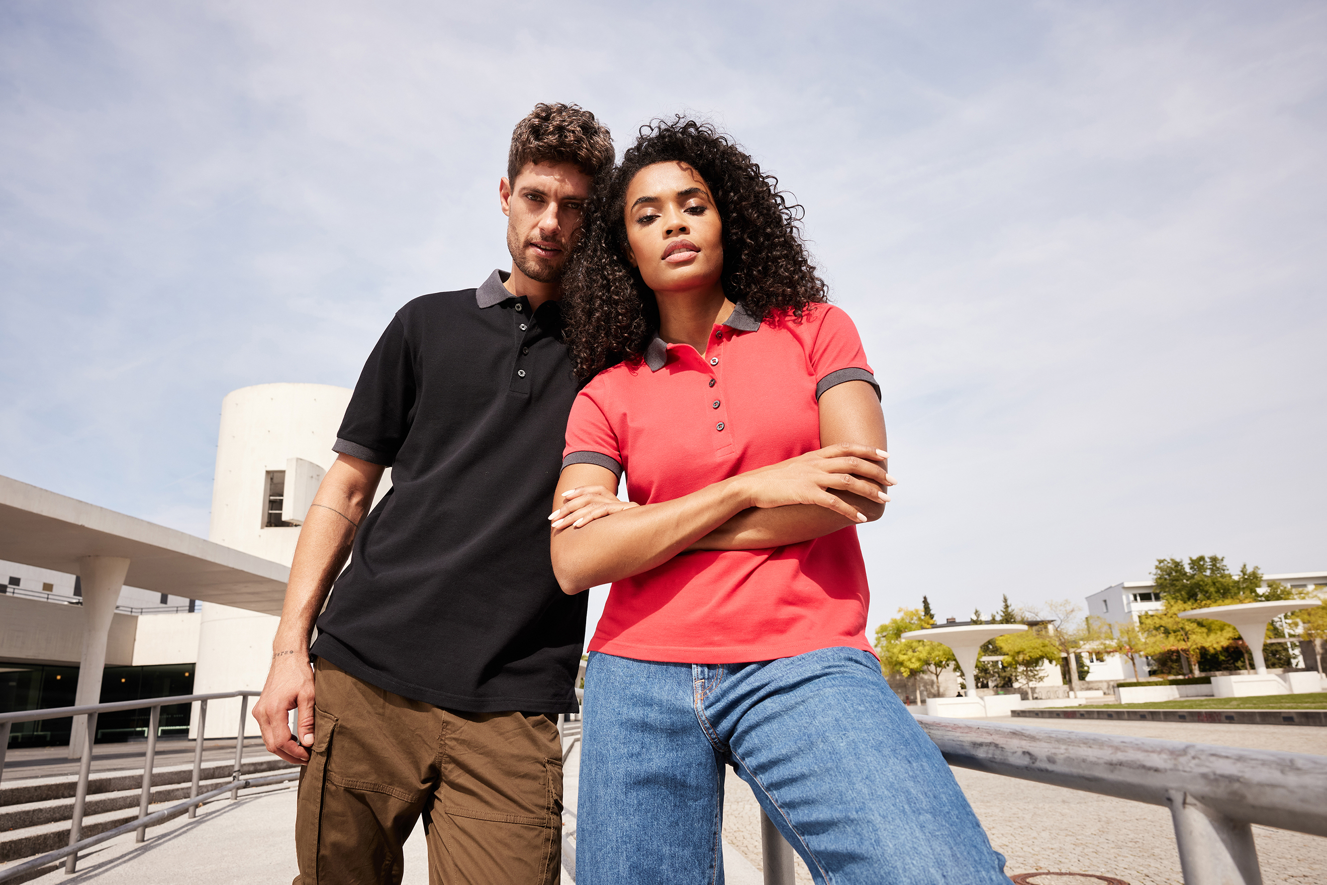 Men's Polo JN1304 Klassisches Polo mit kontrastfarbigem Kragen und Armbündchen in Piqué-Qualität