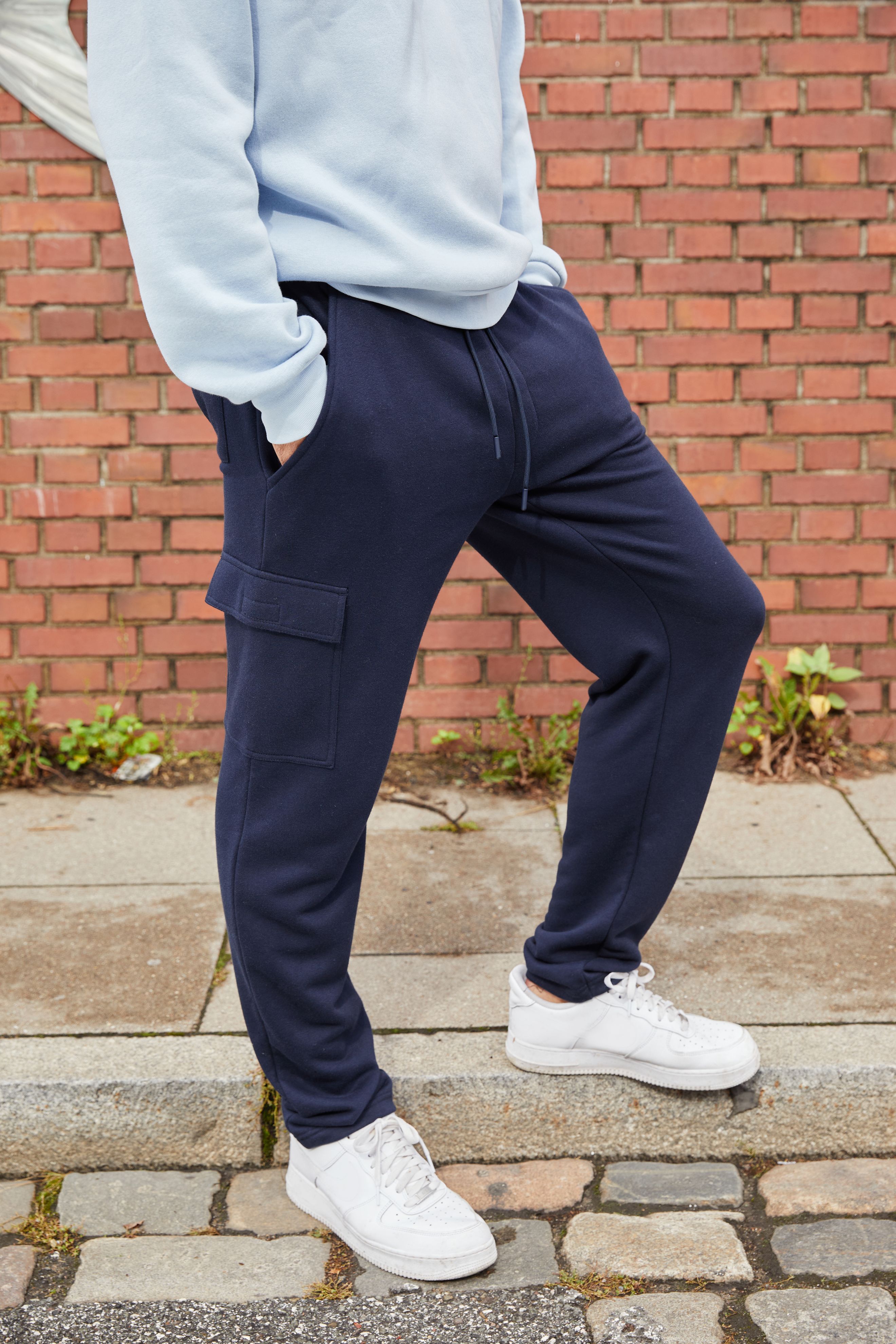 Men's Lounge Pants 8036 Modische Sweat-Hose aus BIO-Baumwolle im Cargo-Style Men's Lounge Pants 8036 Modische Sweat-Hose aus BIO-Baumwolle im Cargo-Style