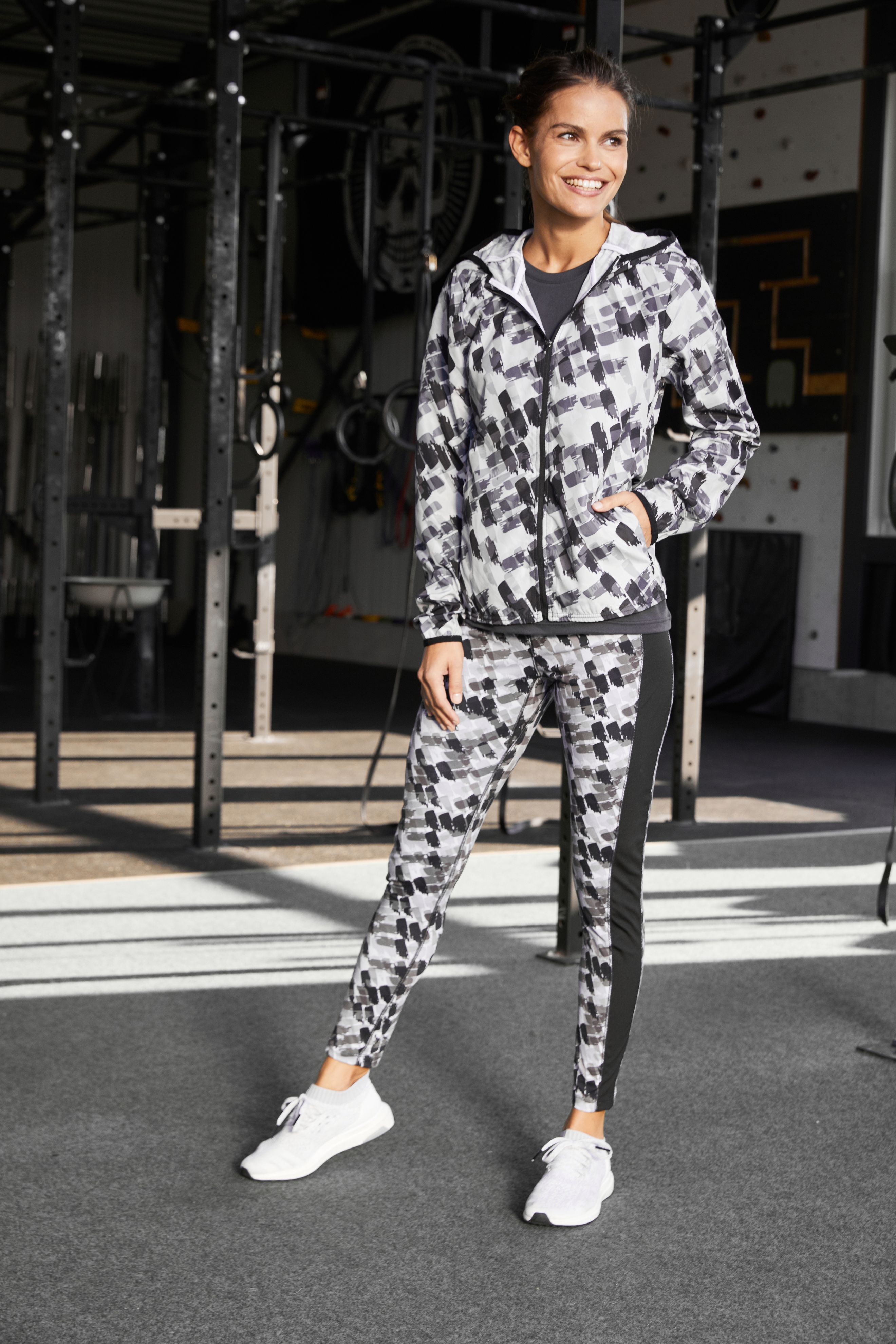 Ladies' Sports Jacket JN533 Leichte Jacke aus recyceltem Polyester für Sport und Freizeit