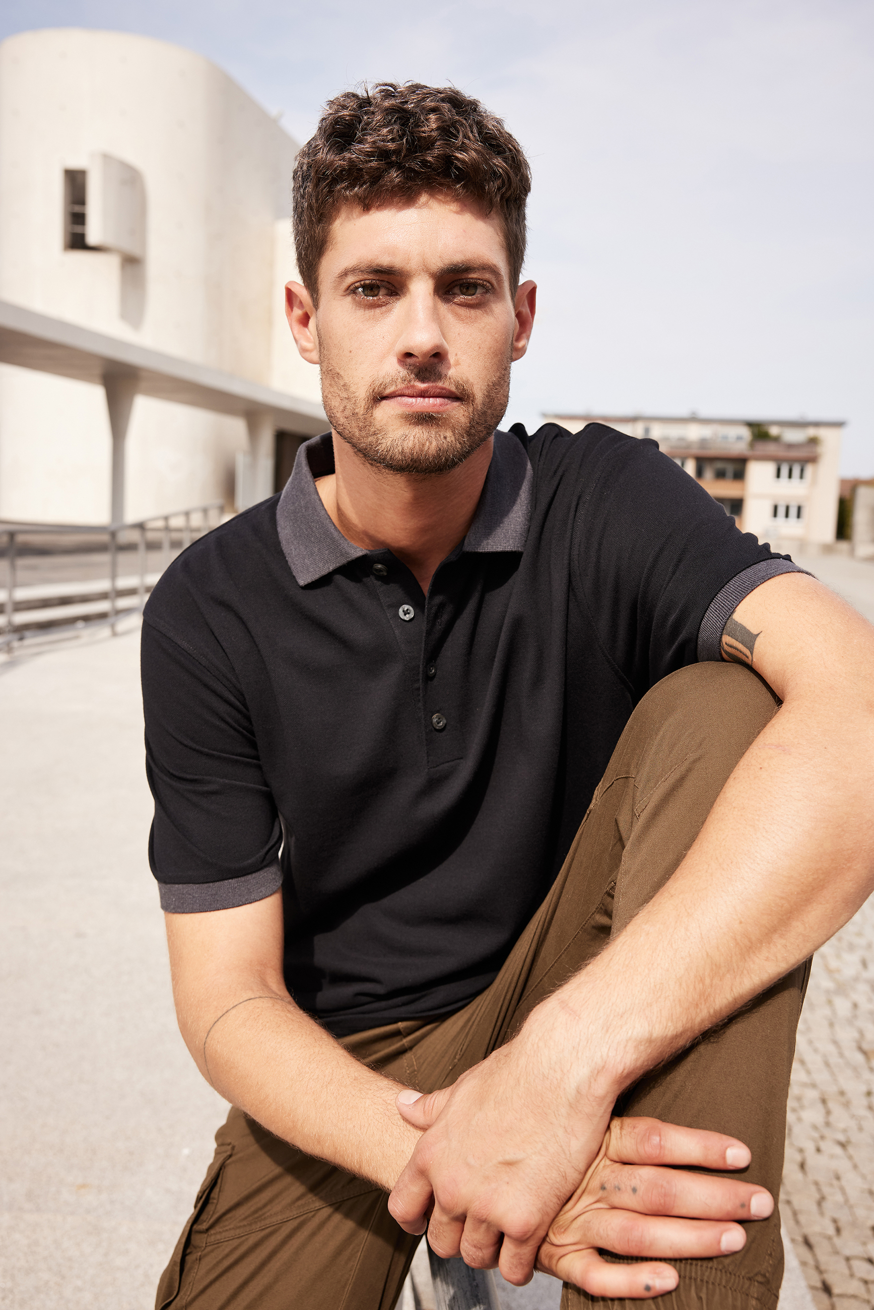 Men's Polo JN1304 Klassisches Polo mit kontrastfarbigem Kragen und Armbündchen in Piqué-Qualität