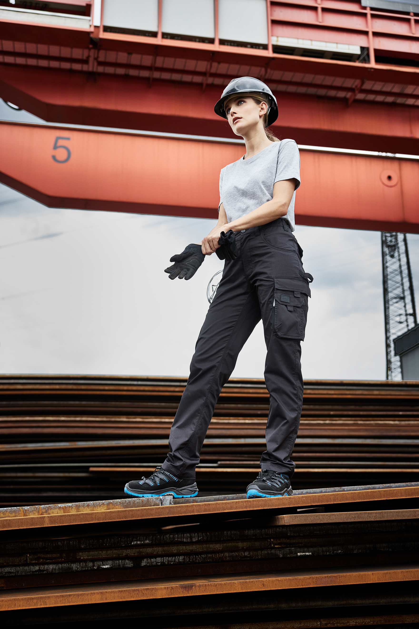 Workwear-Pants light Slim-Line JN1858 Leichte, robuste Arbeitshose in schmaler Schnittführung mit funktionellen Details