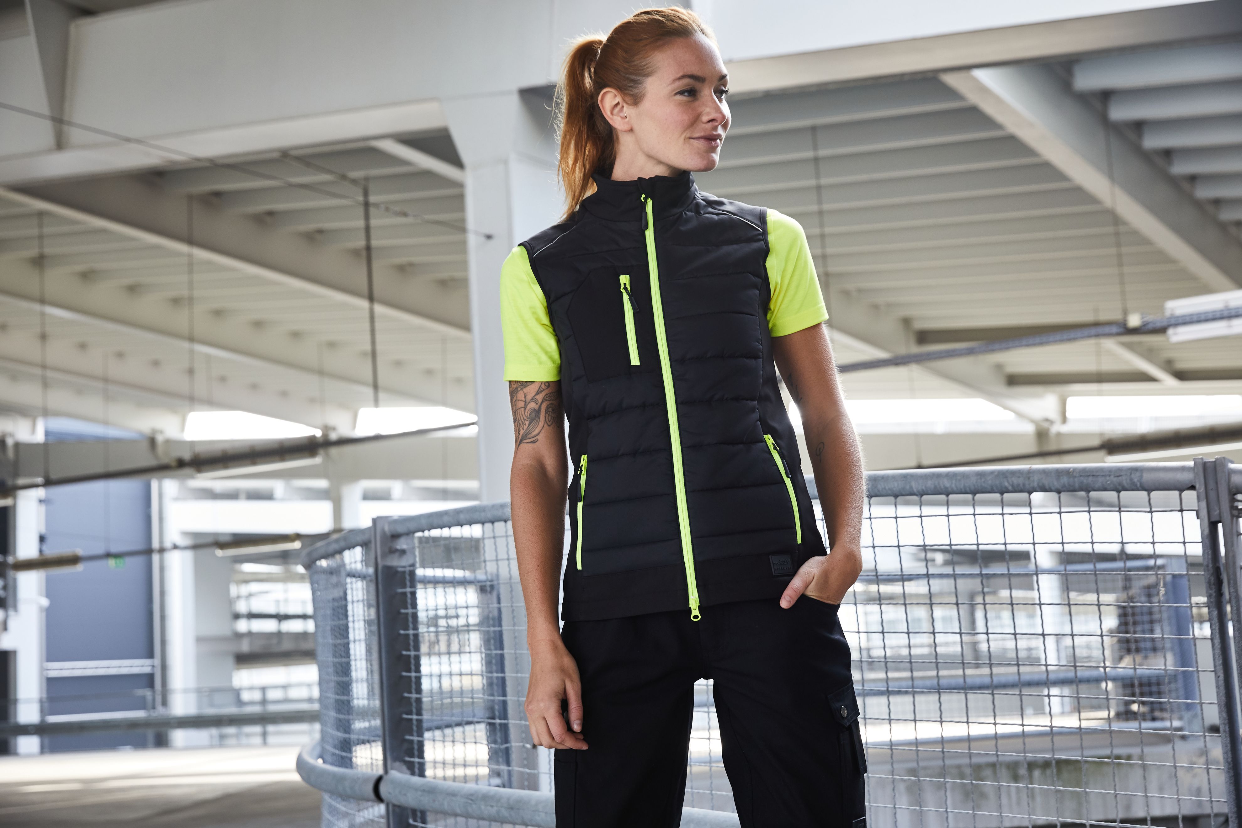 Ladies' Hybrid Vest JN1821 Softshellweste im attraktiven Materialmix