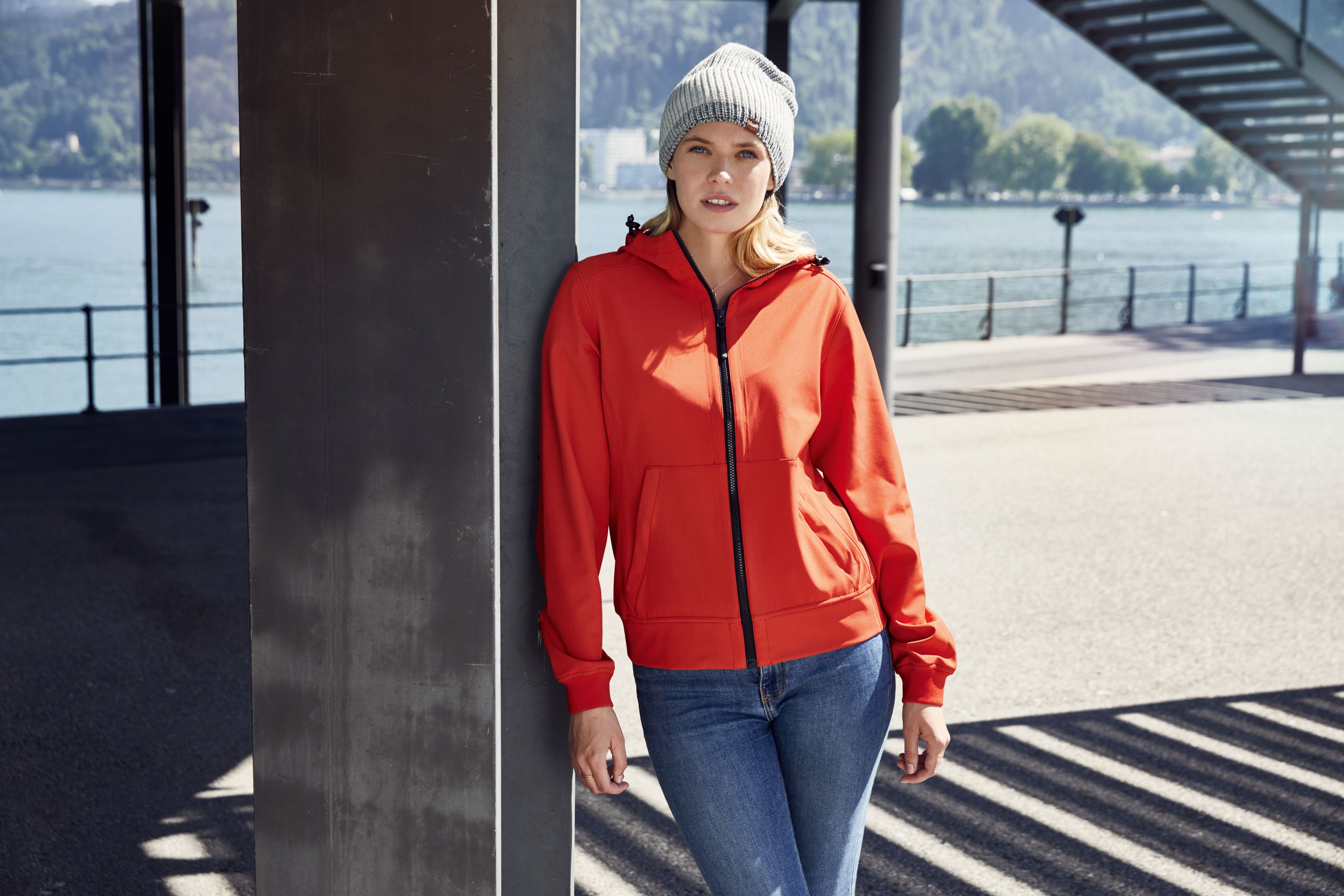 Ladies' Hooded Softshell Jacket JN1145 Softshelljacke mit Kapuze im sportlichen Design