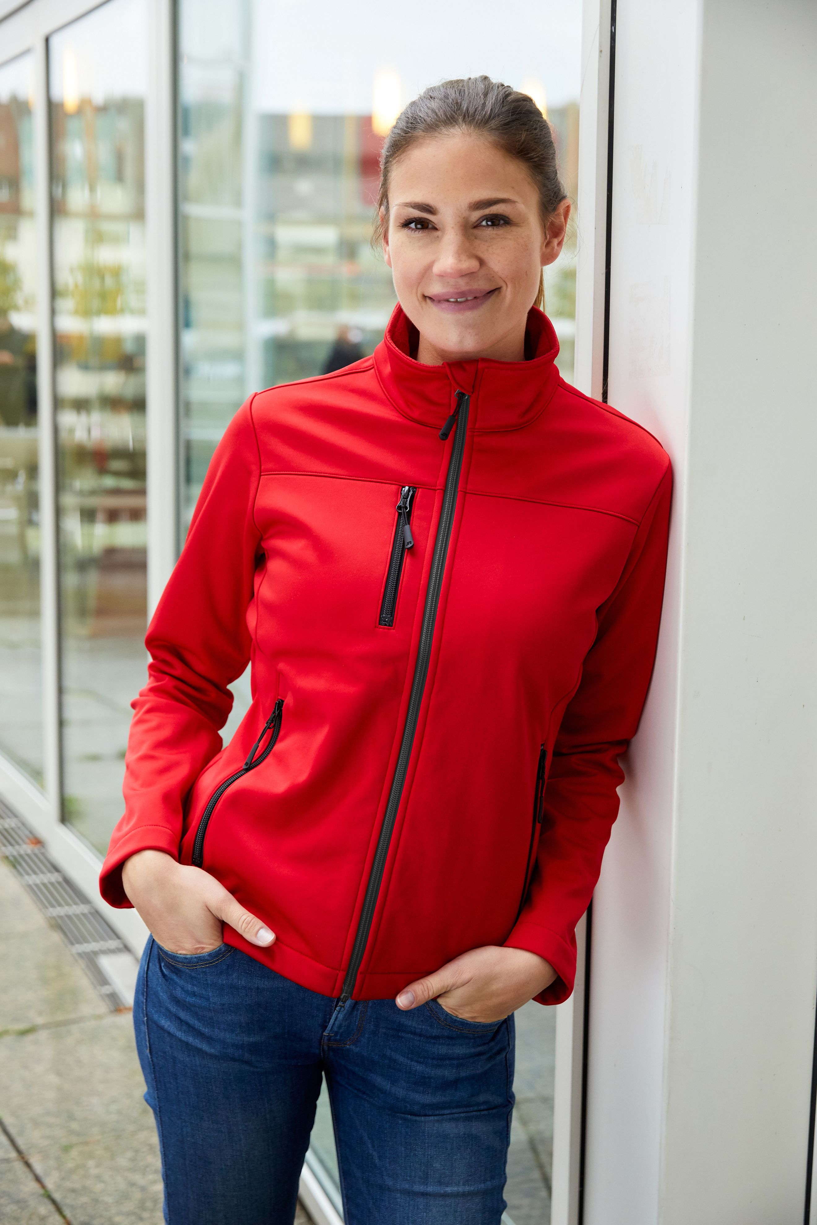 Ladies' Softshell Jacket JN1171 Klassische Softshelljacke im sportlichen Design aus recyceltem Polyester