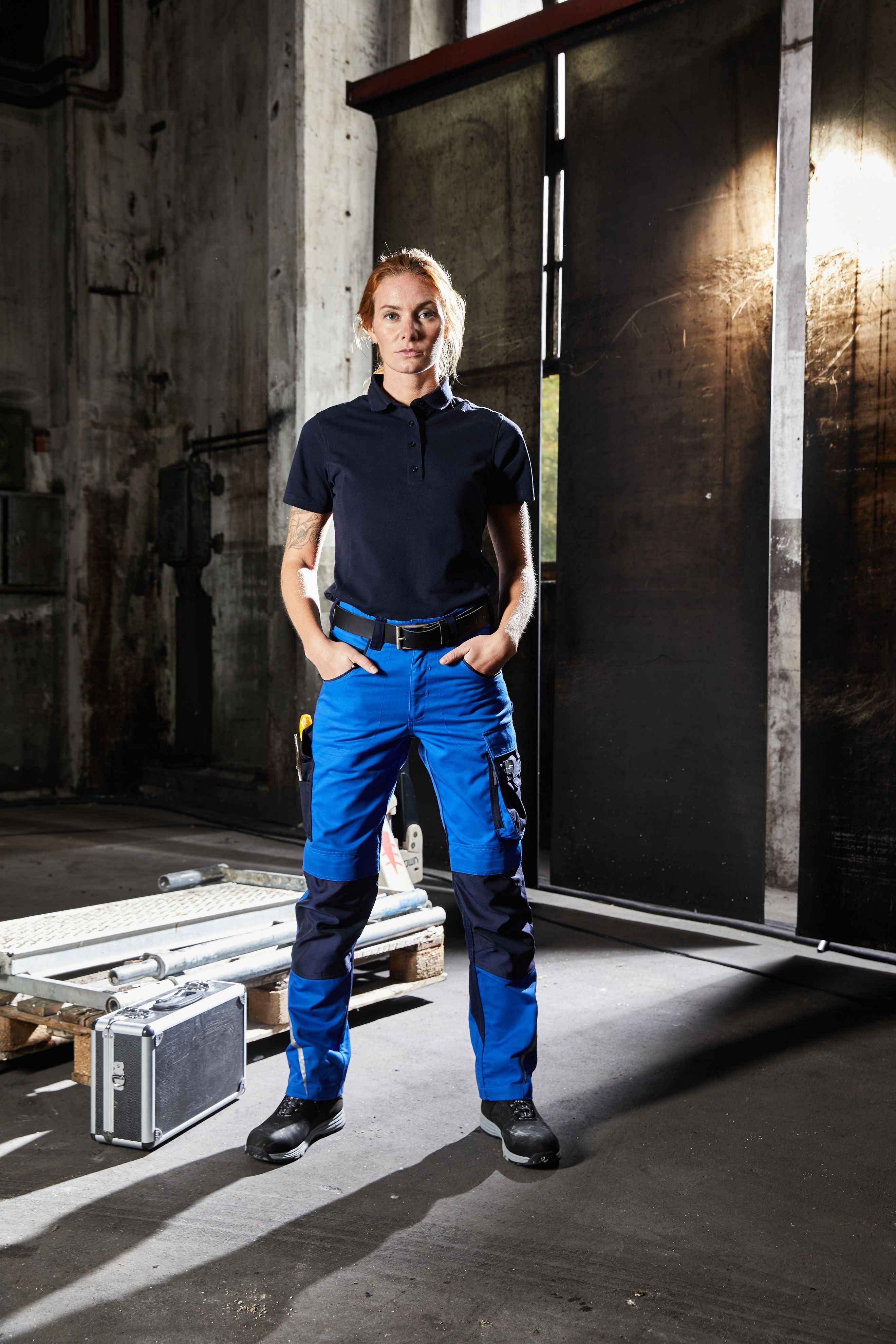 Workwear Pants Slim Line  - STRONG - JN1832 Spezialisierte Arbeitshose in schmalerer Schnittführung mit funktionellen Details