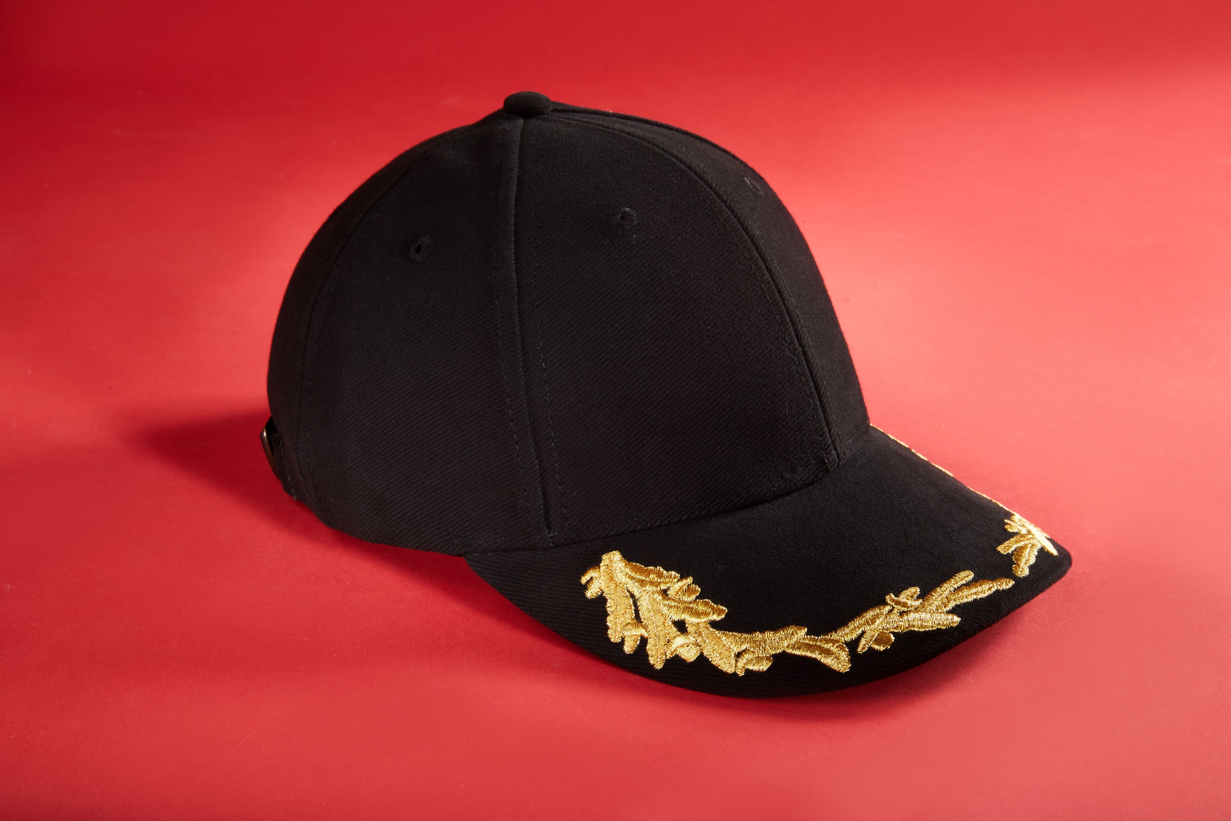 6 Panel VIP Cap MB6121 Extravagantes Cap mit Eichenlaub-Stickerei in Lurex auf dem Schild