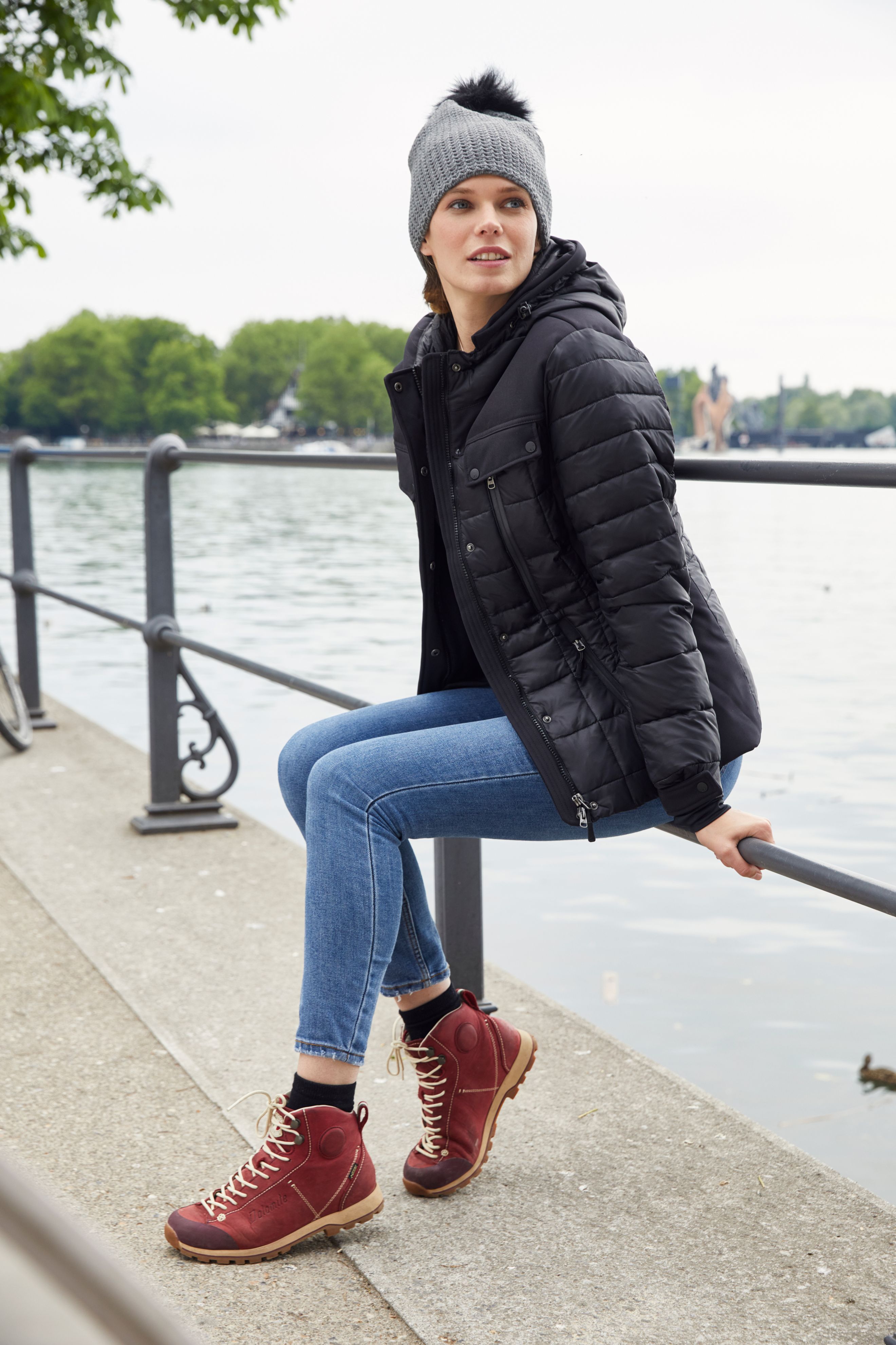 Fine Crocheted Beanie MB7120 Häkelmütze mit Pompon