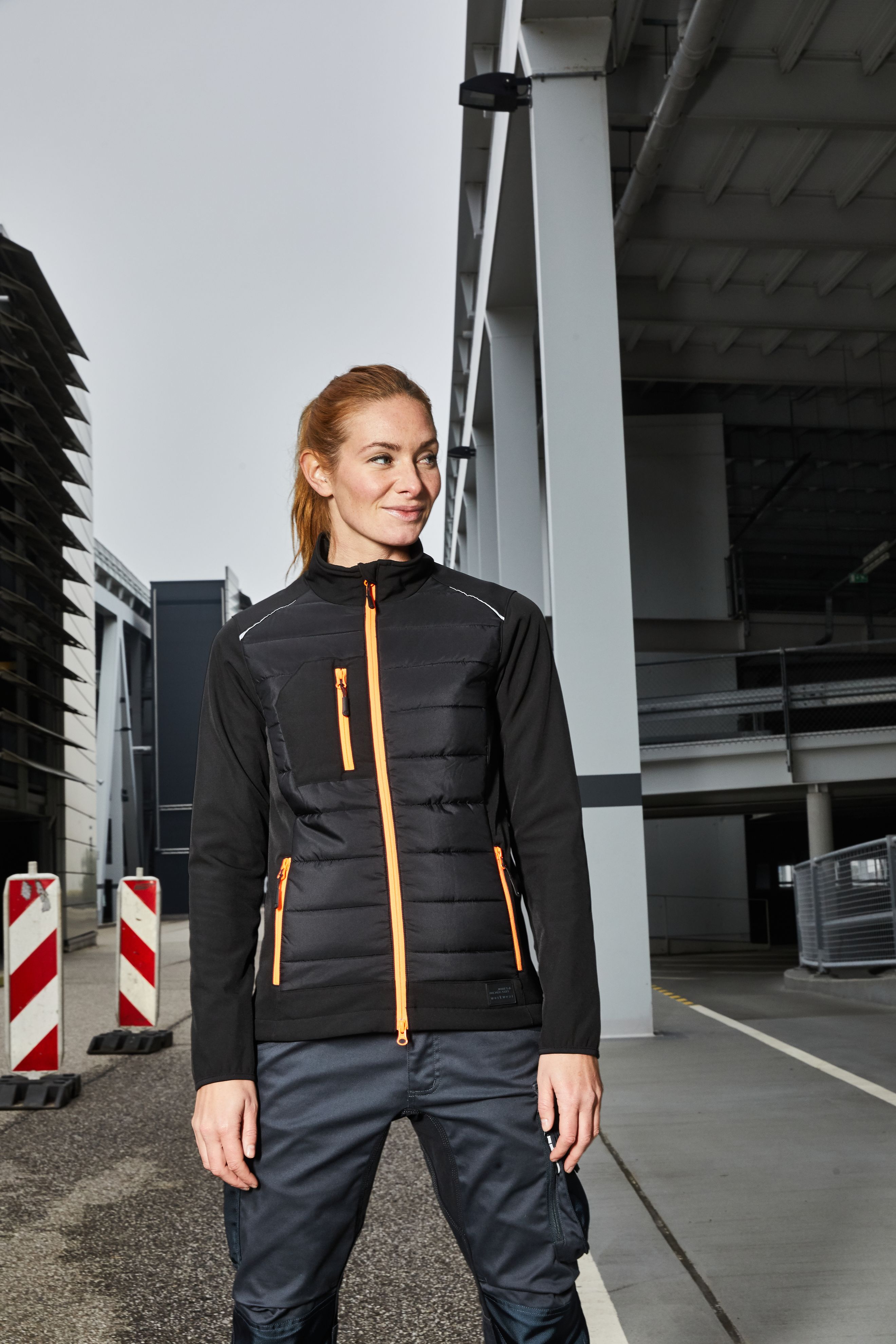 Ladies' Hybrid Jacket JN1819 Softshelljacke im attraktiven Materialmix