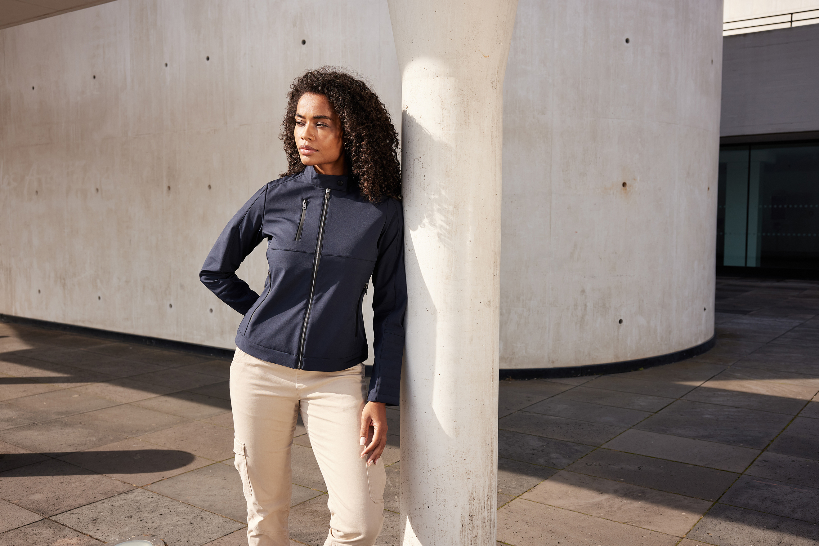 Ladies' Softshell Jacket JN1315 Softshelljacke in sportlichem Design