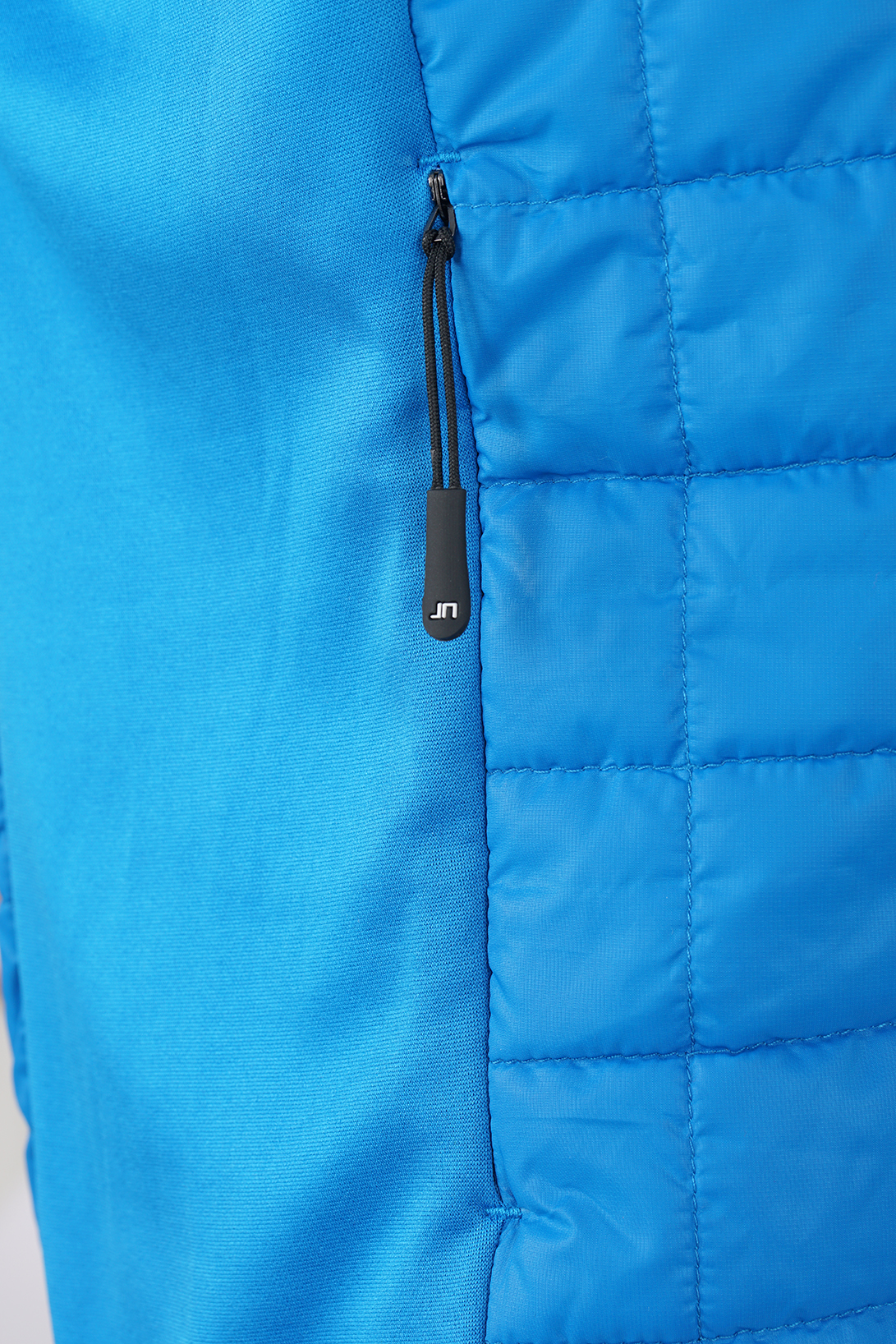 Men's Hybrid Vest JN1114 Leicht wattierte Weste im sportlichen Materialmix Men's Hybrid Vest JN1114 Leicht wattierte Weste im sportlichen Materialmix