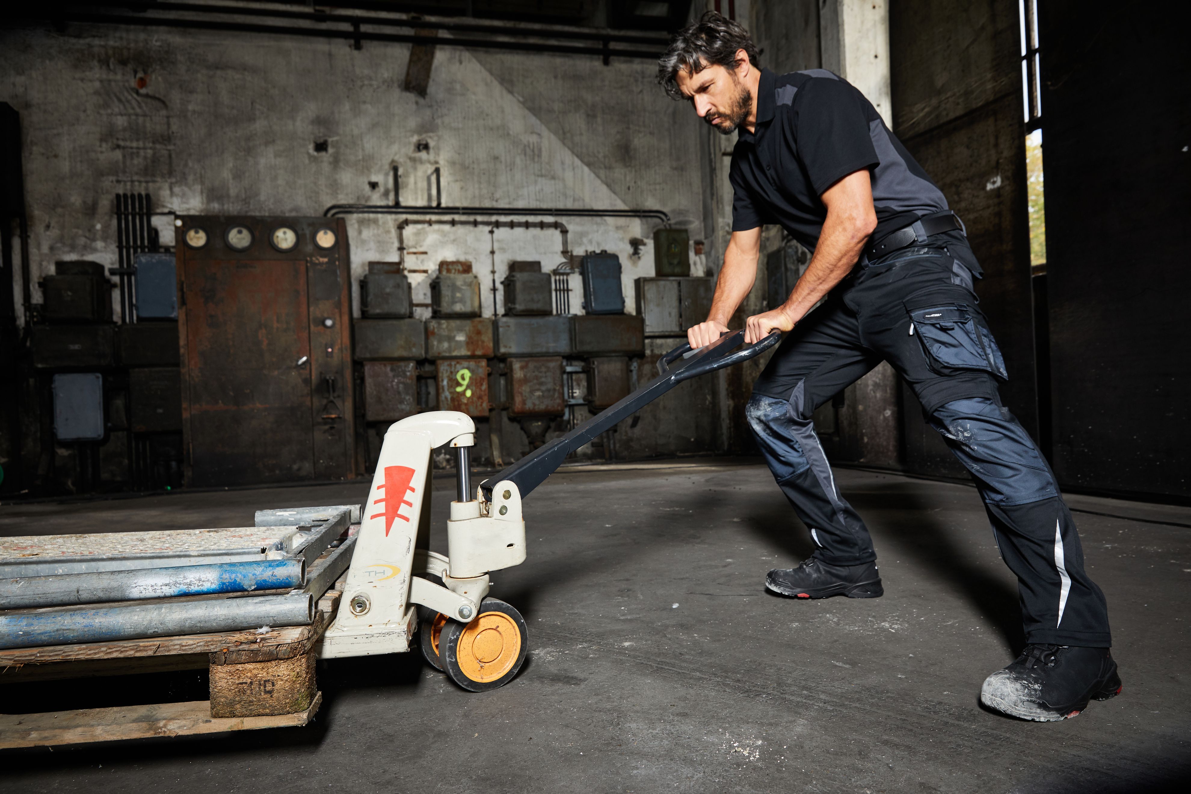 Workwear Pants Slim Line - STRONG - JN1832 Spezialisierte Arbeitshose in schmalerer Schnittführung mit funktionellen Details Workwear Pants Slim Line - STRONG - JN1832 Spezialisierte Arbeitshose in schmalerer Schnittführung mit funktionellen Details