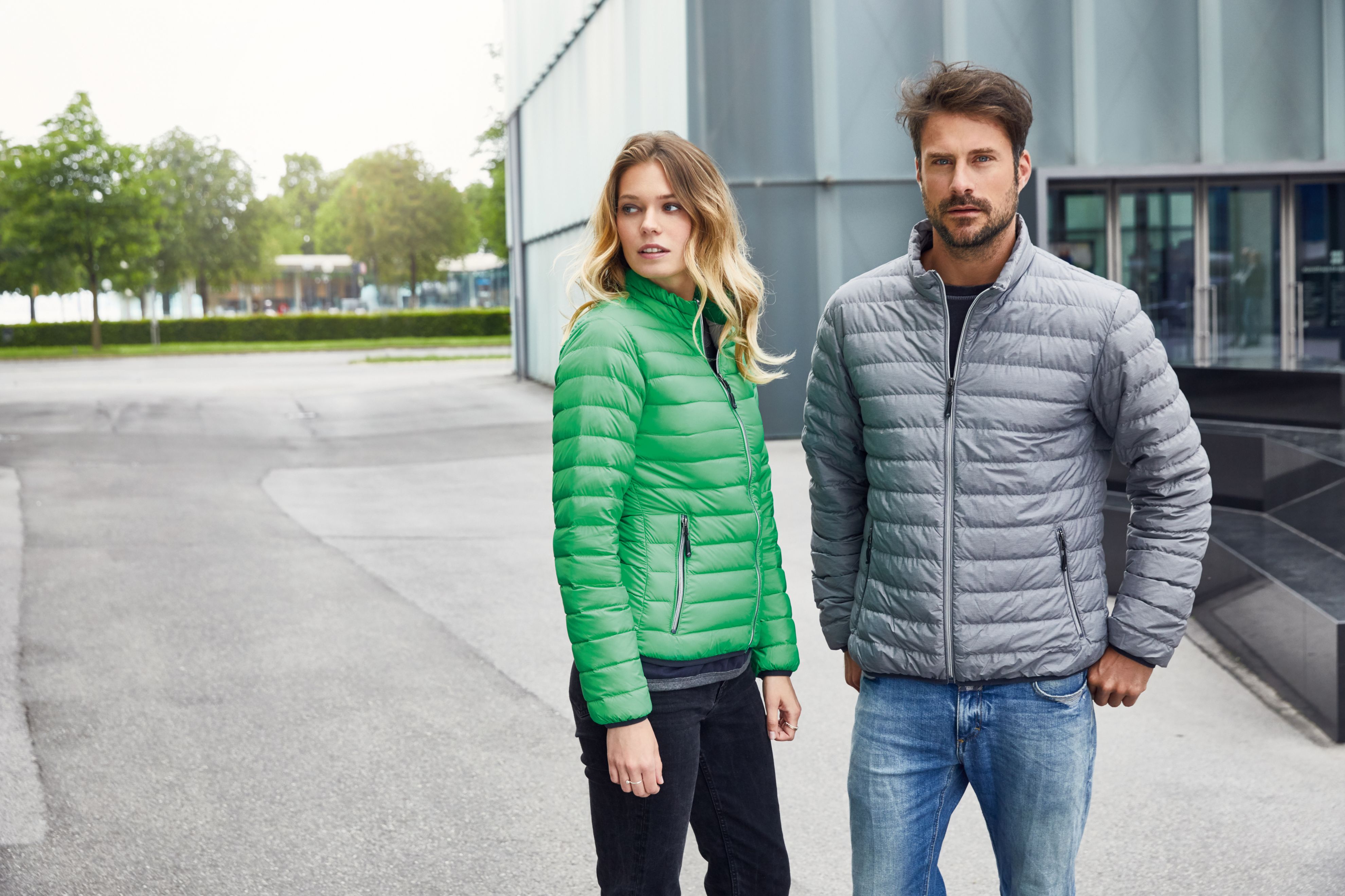 Ladies' Down Jacket JN1139 Leichte Daunenjacke im klassischen Design Ladies' Down Jacket JN1139 Leichte Daunenjacke im klassischen Design