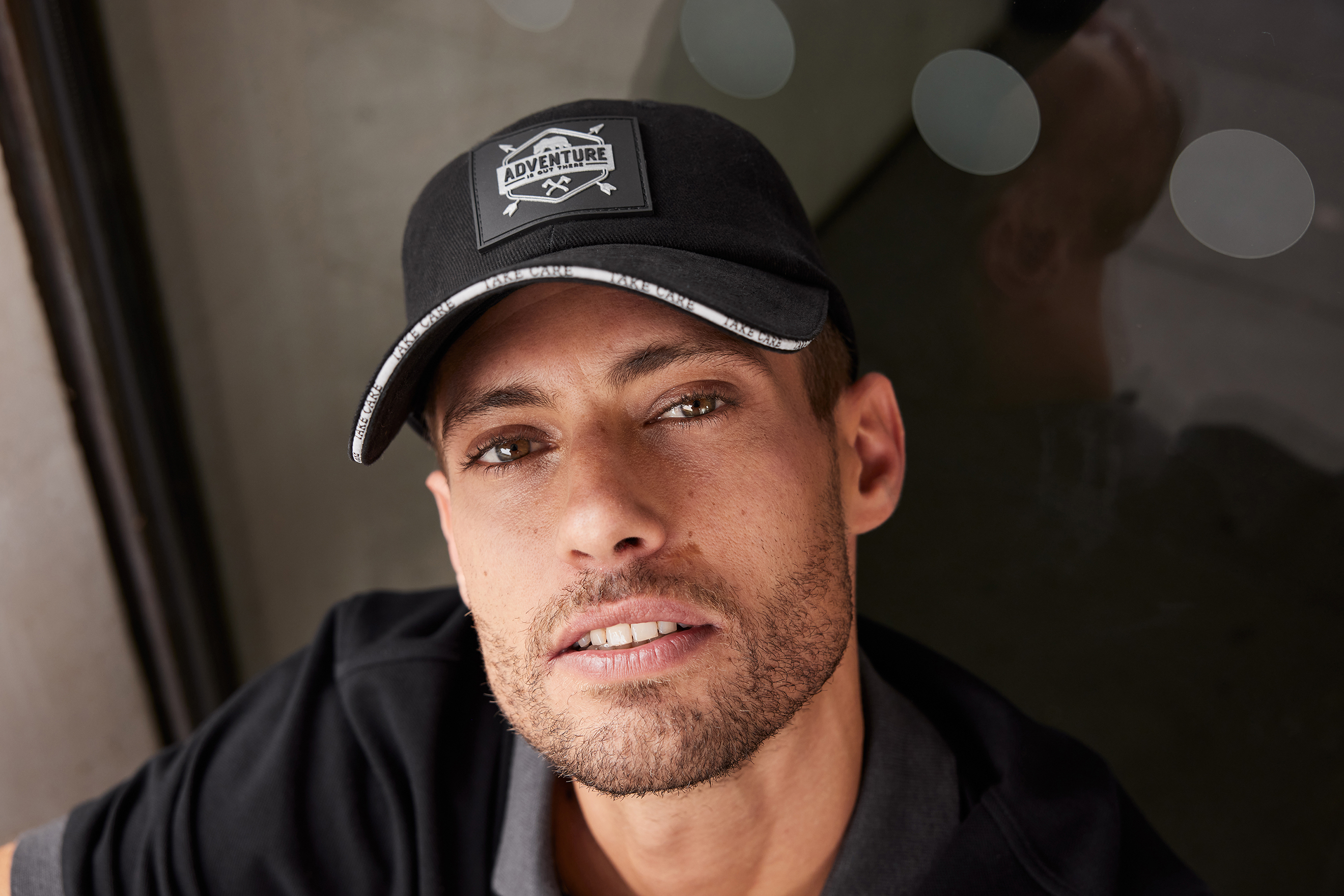 6 Panel Raver Sandwich Cap MB6112 Klassisches Allround-Cap mit kontrastfarbigem Sandwich