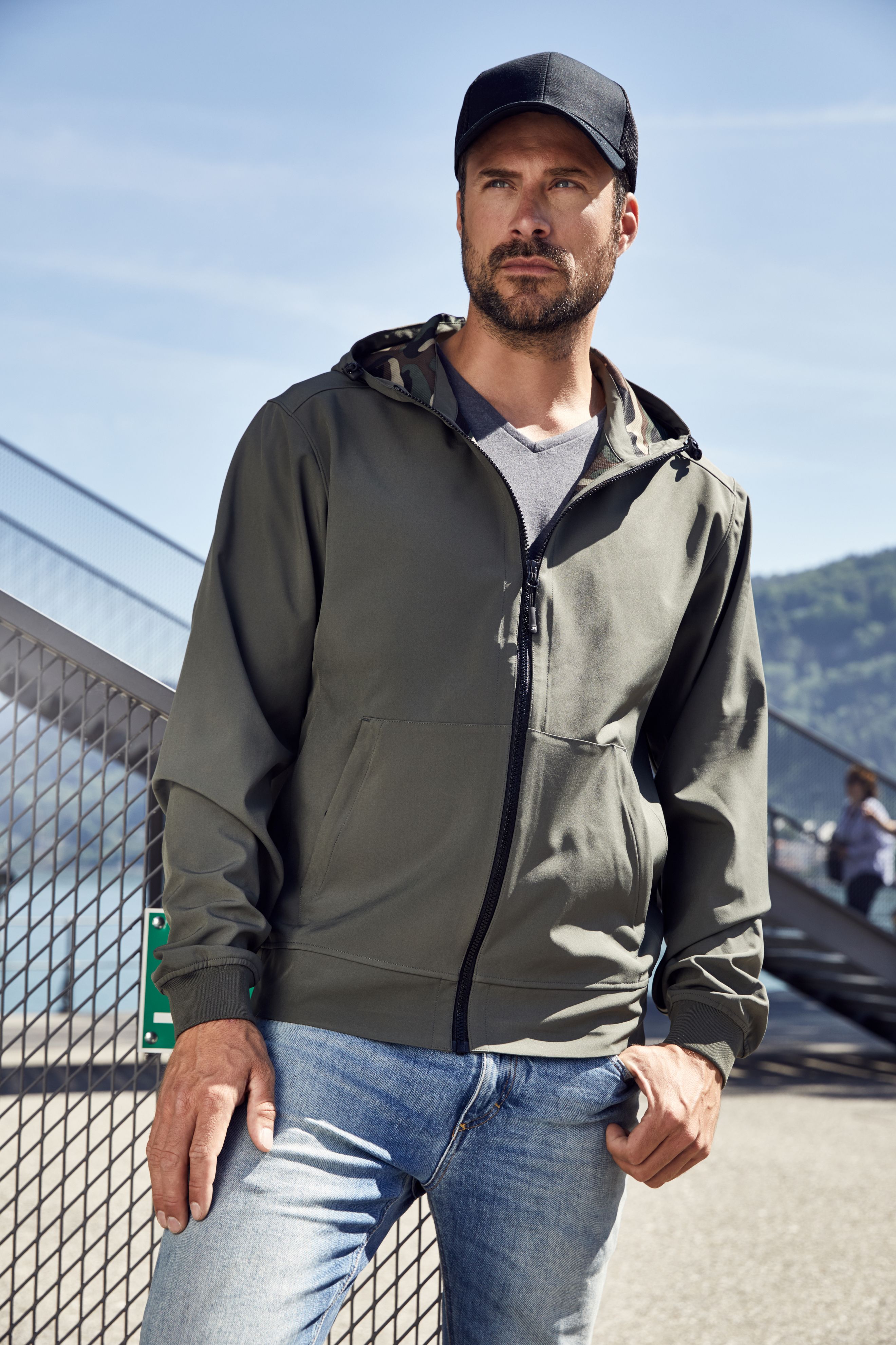 Men's Hooded Softshell Jacket JN1146 Softshelljacke mit Kapuze im sportlichen Design