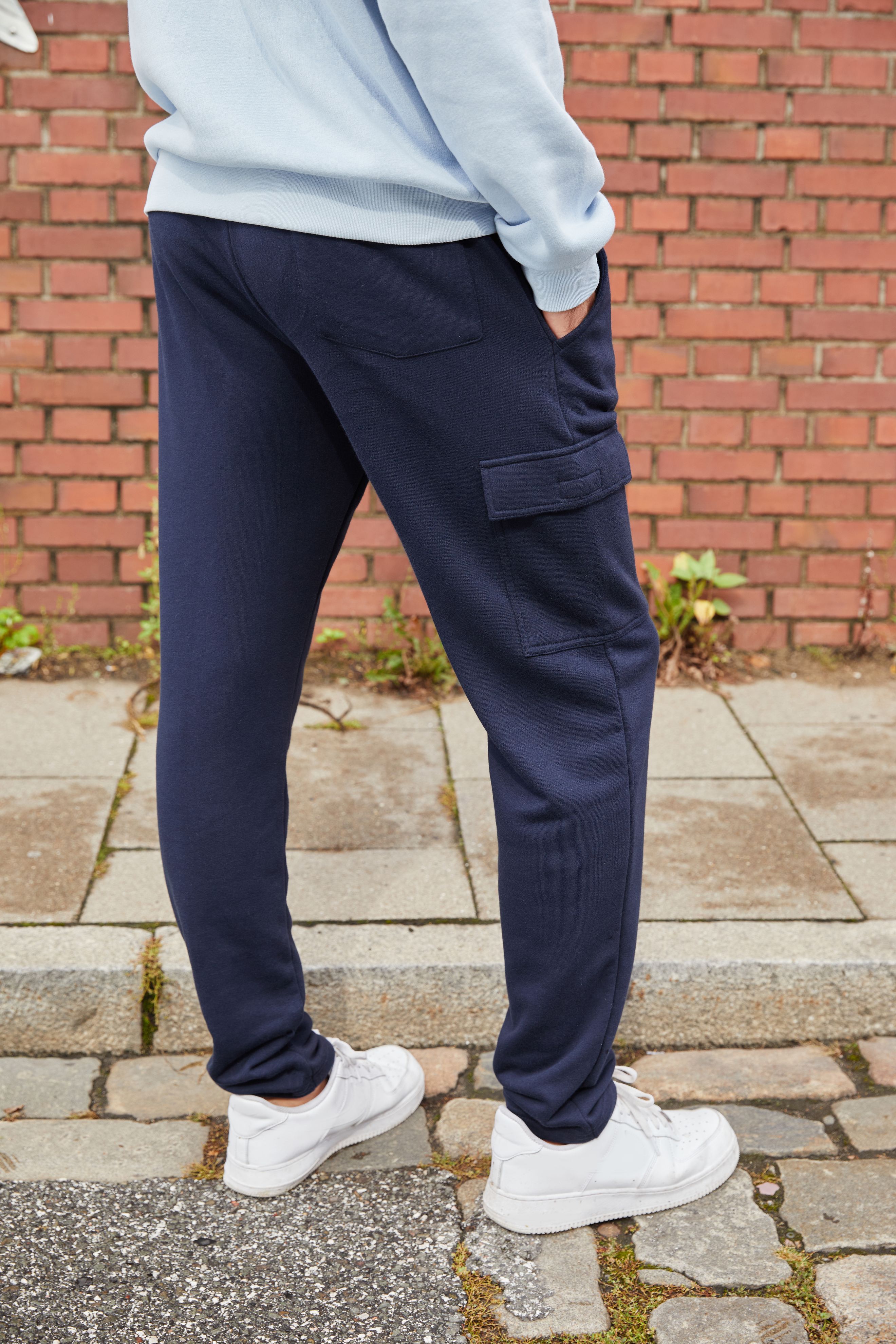 Men's Lounge Pants 8036 Modische Sweat-Hose aus BIO-Baumwolle im Cargo-Style Men's Lounge Pants 8036 Modische Sweat-Hose aus BIO-Baumwolle im Cargo-Style